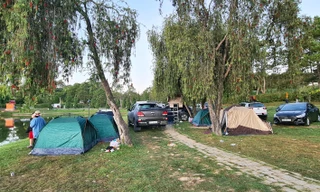 Khách sạn, nhà nghỉ quá tải, nhiều du khách dựng lều ngủ qua đêm bên hồ Xuân Hương 