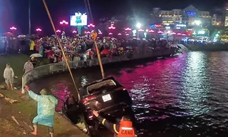 Ô tô lao xuống hồ Xuân Hương, 2 người tử vong