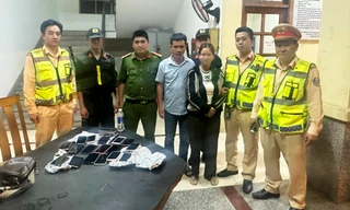 Nhóm đối tượng trà trộn lấy trộm 17 điện thoại tại hội chợ