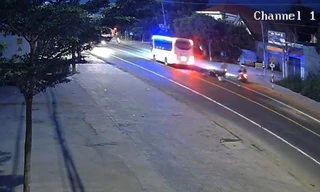 Ngã xuống đường sau va chạm xe máy, thiếu nữ bị ô tô khách cán tử vong