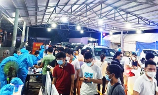 Nhiều người khai báo y tế tại chốt đèo Chuối