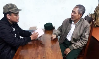 Cán bộ điều tra làm việc với Võ Ngọc Khánh (bên phải) 