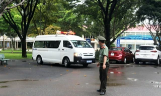 Xe cấp cứu đón 2 thí sinh bị tai nạn ở Bảo Lộc đến bệnh viện 