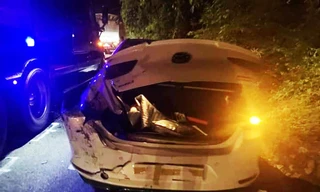 Ô tô bị hư hỏng nặng trong vụ tai nạn đêm 5/4
