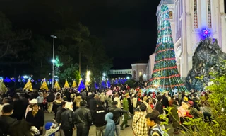 Đà Lạt: Nhà thờ trang hoàng lộng lẫy, người dân đi chơi Noel bất chấp giá rét 
