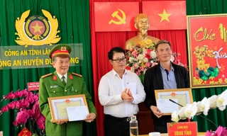 Khen thưởng lực lượng bắt giữ thành công đối tượng dùng súng cướp ngân hàng