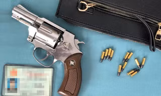 Bắt quả tang nhóm người sử dụng ma túy trong khách sạn, phát hiện 2 khẩu súng