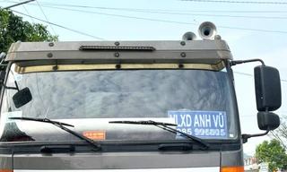 Gắn cả cặp còi hơi trên nóc ca bin