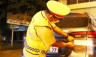 Tin mới vụ cán bộ xã cố thủ trong ô tô khi bị kiểm tra nồng độ cồn