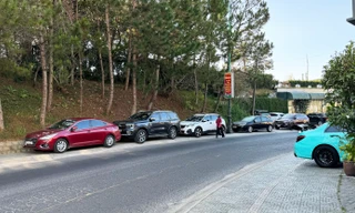 Đề nghị lập bãi đỗ xe tạm cạnh hồ Xuân Hương Đà Lạt để chống ùn tắc