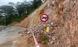 Mưa lớn kéo dài gây sạt lở trên đèo Prenn Đà Lạt 