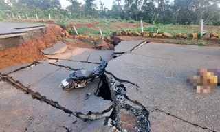 Người đàn ông ngã xe bất tỉnh khi băng qua đoạn đường nứt toác ở Bảo Lộc 