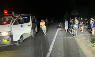 Tông xe máy vào 2 người đứng trước cửa nhà, 3 người thương vong