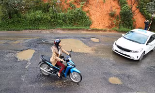 Hiểm họa rình rập trên đường đèo dày đặc 'ổ voi' ở cửa ngõ Đà Lạt 