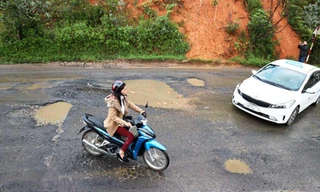Hiểm họa rình rập trên đường đèo dày đặc 'ổ voi' ở cửa ngõ Đà Lạt 