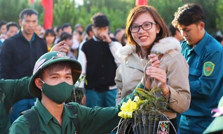 Chàng trai mồ côi và ông bố trẻ xung phong nhập ngũ 