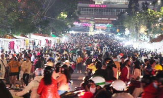 Chợ đêm Đà Lạt đông nghẹt khách