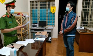 Công an tống đạt quyết định khởi tố bị can đối với Nguyễn Hữu Huy