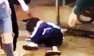 Nữ sinh L.T.M.T bị đánh ngã xuống đường