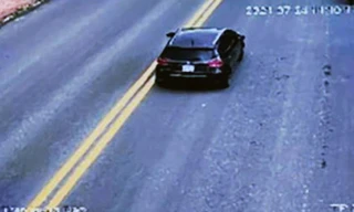 Camera ghi lại hình ảnh chiếc ô tô vượt chốt