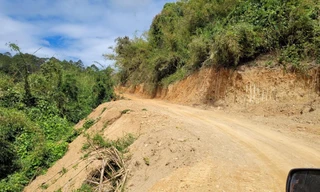 Tự san ủi để mở đường Trường Sơn Đông qua địa phận Lâm Đồng