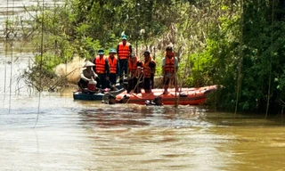 Bị ngã xe máy, nam thanh niên văng khỏi cầu sắt rơi xuống sông mất tích