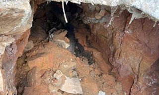 Một hàm ếch sâu hoắm phía dưới dãy nhà