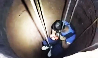 Giải cứu người đàn ông nằm bất tỉnh dưới giếng sâu 30m ở Lâm Đồng 