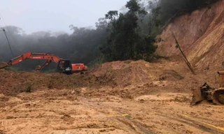 Giải tỏa đất đá trên mặt đường Quốc lộ 27C