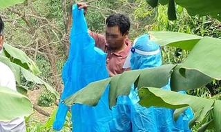 Ông P.T mặc quần áo bảo hộ để quay lại khu cách ly. Ảnh: CTV