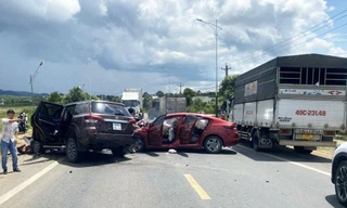 Va chạm xe trên quốc lộ 20, 7 người bị thương, giao thông ách tắc