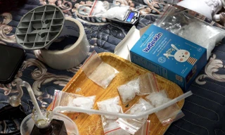 Đôi nam nữ mua bán ma túy, thủ 2 khẩu súng để...‘tự vệ’