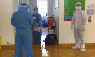 Lực lượng chức năng tống đạt quyết định khởi tố bị can đối với Vũ Thị Thảo