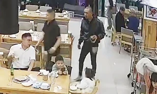 Ba cháu bé gào khóc, cầu cứu khi người cha bất ngờ bị đánh dã man tại nhà hàng