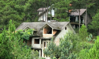 Hàng chục biệt thự bỏ hoang, nhiều công trình trái phép tại hồ Tuyền Lâm 