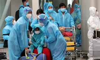 Các thai phụ cùng con nhỏ được đón về Lâm Đồng