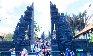 Cổng trời Bali thu hút rất đông khách tham quan