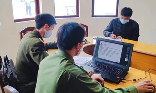 L.V.Đ ký biên bản vi phạm. Ảnh: Công an Lâm Đồng