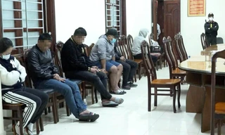 Cảnh sát trèo thang bắt sới bạc trong quán cà phê ở TP Đà Lạt