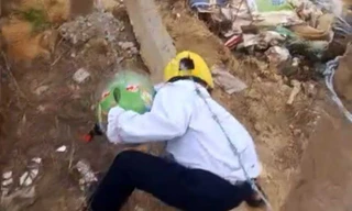 Khẩn trương khắc phục tình trạng học sinh phải chui rào kẽm gai đến trường 