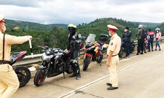 Xử lý các "phượt thủ" vi phạm an toàn giao thông tại Trạm thu phí Liên Đầm