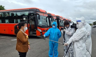 Các nhà báo phỏng vấn Giám đốc Sở LĐ-TB&XH tại sân bay Liên Khương