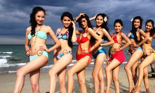 Thí sinh Hoa hậu diện bikini vui đùa trước biển
