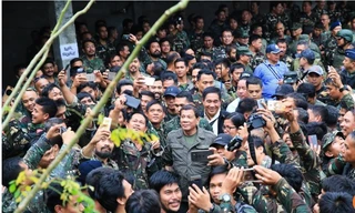 Tổng thống Philippines Duterte tới thăm quân đội ở Marawi tuần trước. Ảnh: AFP