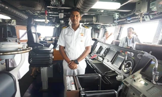 Khoang lái chiến hạm INS Satpura. Ảnh: Lan Anh