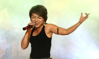 Thái Thùy Linh 'đốt cháy' trường Mỏ Địa chất