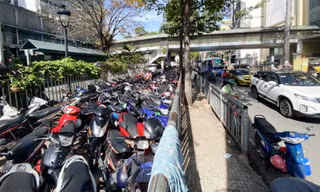 TPHCM dẹp loạn ‘xẻ thịt’ vỉa hè làm bãi giữ xe 