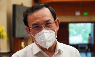 Bí thư Thành uỷ Nguyễn Văn Nên trao đổi với báo chí bên hành lang kỳ họp thứ 4 HĐND TPHCM