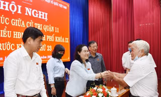 Cử tri trao đổi với Chủ tịch HĐND TPHCM Nguyễn Thị Lệ sau buổi tiếp xúc. Ảnh: Thành ủy TPHCM