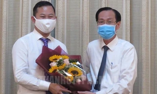 Ông Trần Phú Lữ (trái) nhận quyết định điều động từ Phó Chủ tịch UBND TPHCM Lê Thanh Liêm. Ảnh: Thành ủy TPHCM